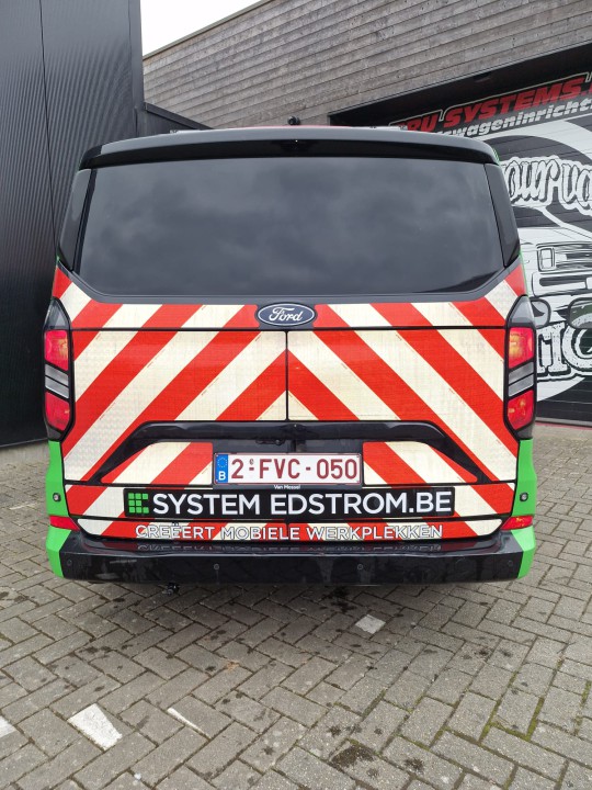 Chevron markering motorkap Ford Custom gemonteerd